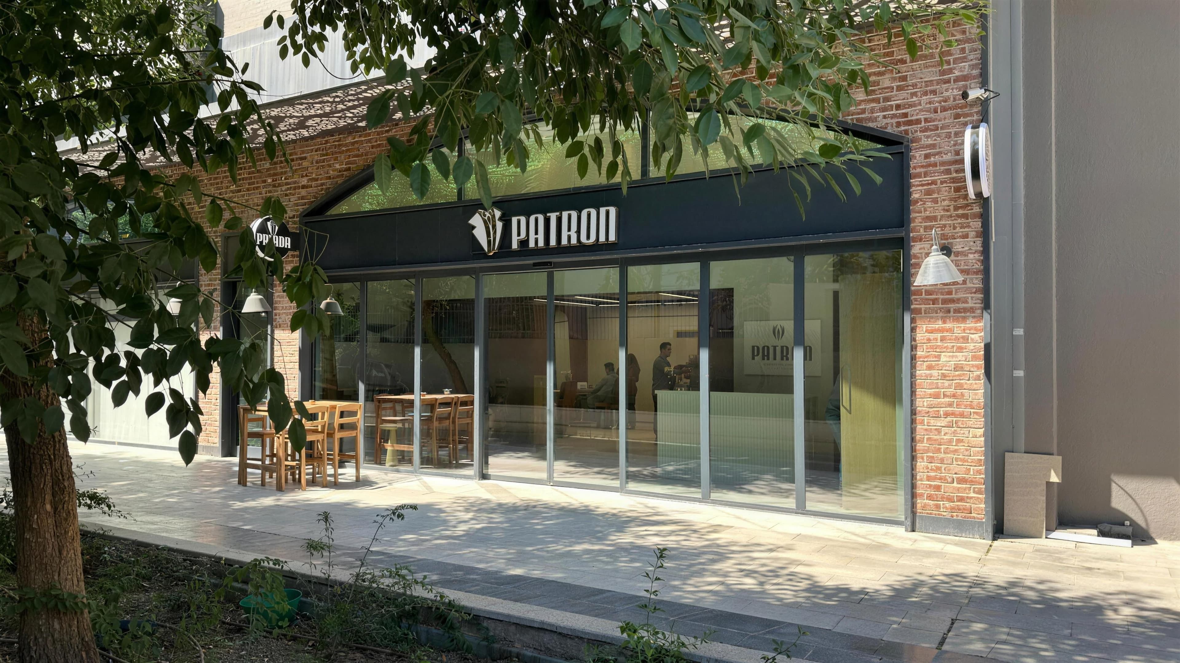 Patron Erkek Kuaförü — mekan cephesi