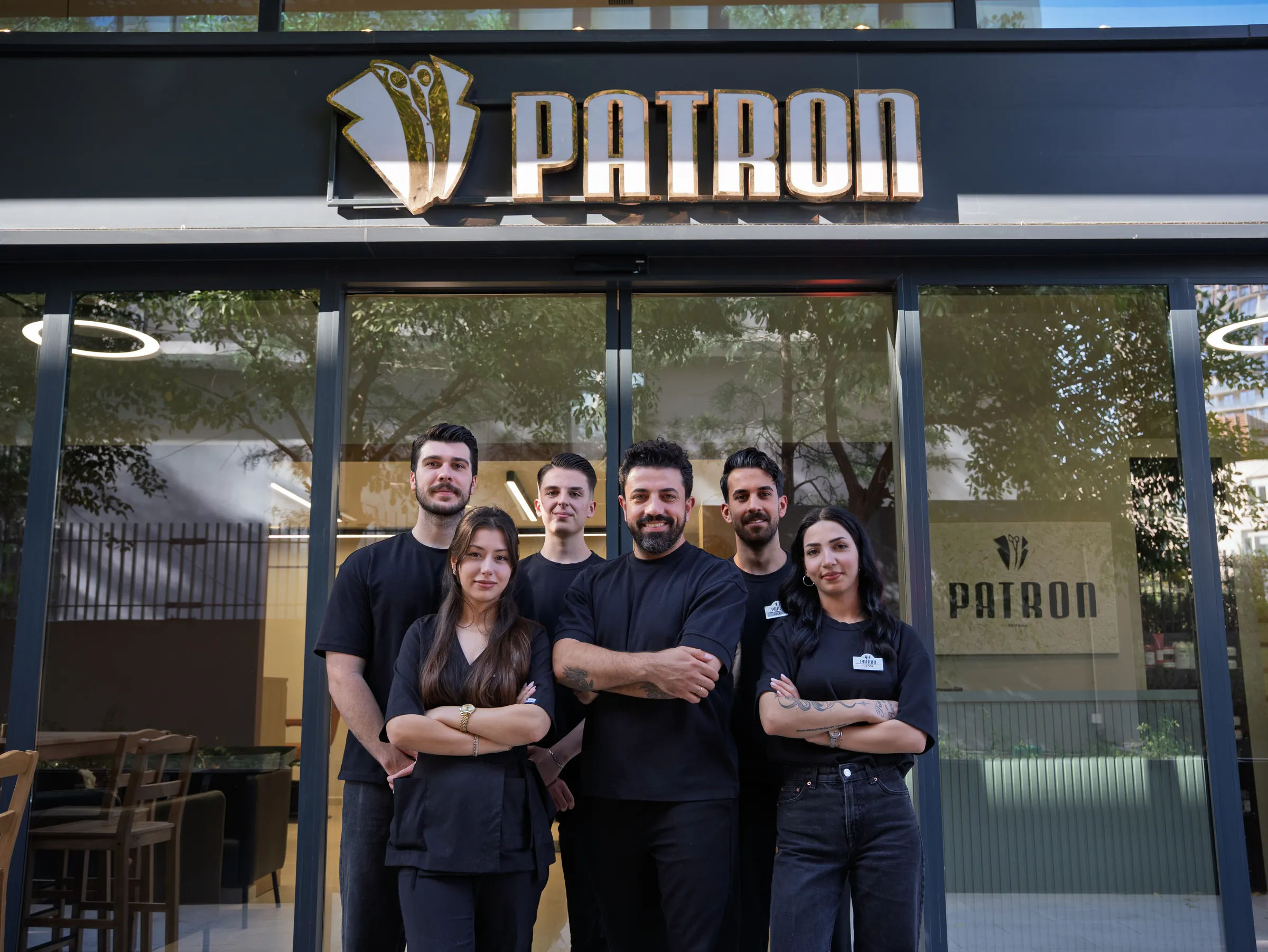 Patron ekibi, dükkân girişinin önünde