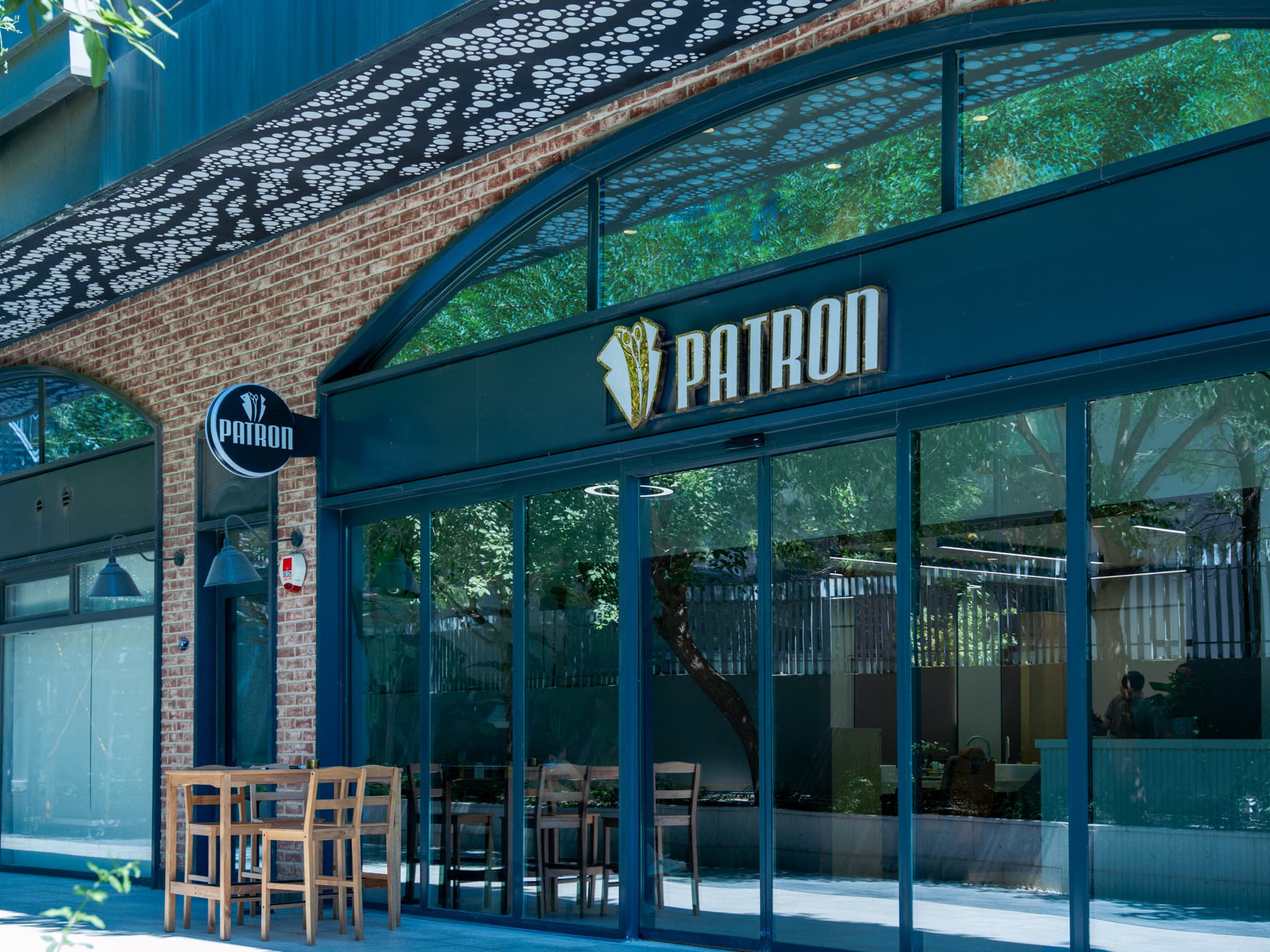 Patron Erkek Kuaförü — mekan cephesi